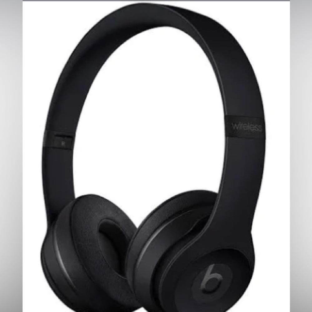 beats solo 3! ill be posting the actual photo soon